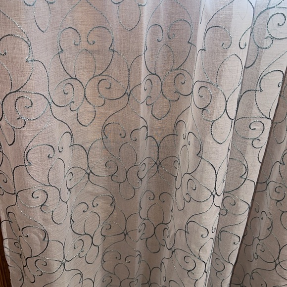 Mainstays curtains 2 panels 28” x 63” sheer panel with a green and silver thread - Picture 3 of 5